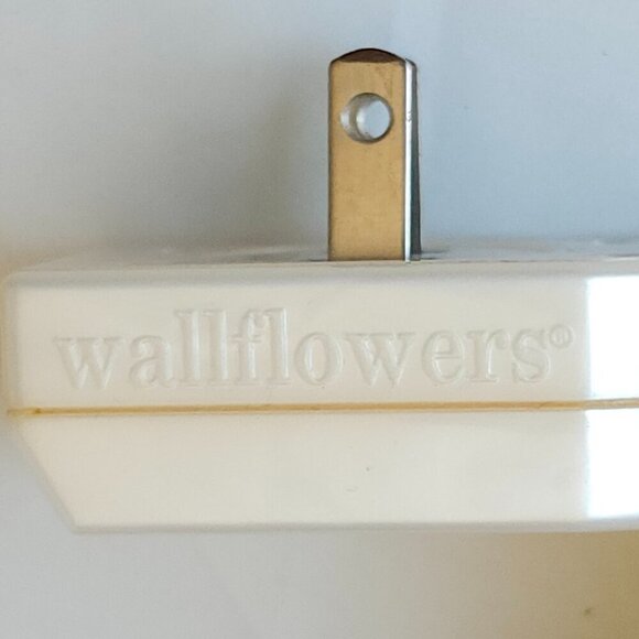 BATH AND BODY WORKS CHRISTMAS BELL WREATH With RED BOW WALLFLOWER PLUG - Picture 3 of 6